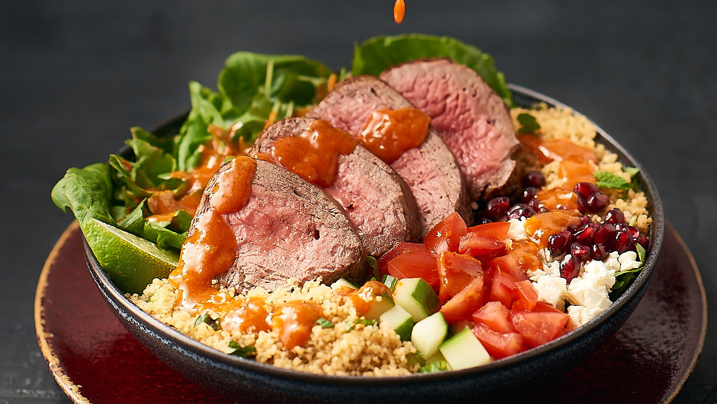 Salat mit Rodeo Lammfilet Bulgur und Feta in Honig-Curry-Dressing