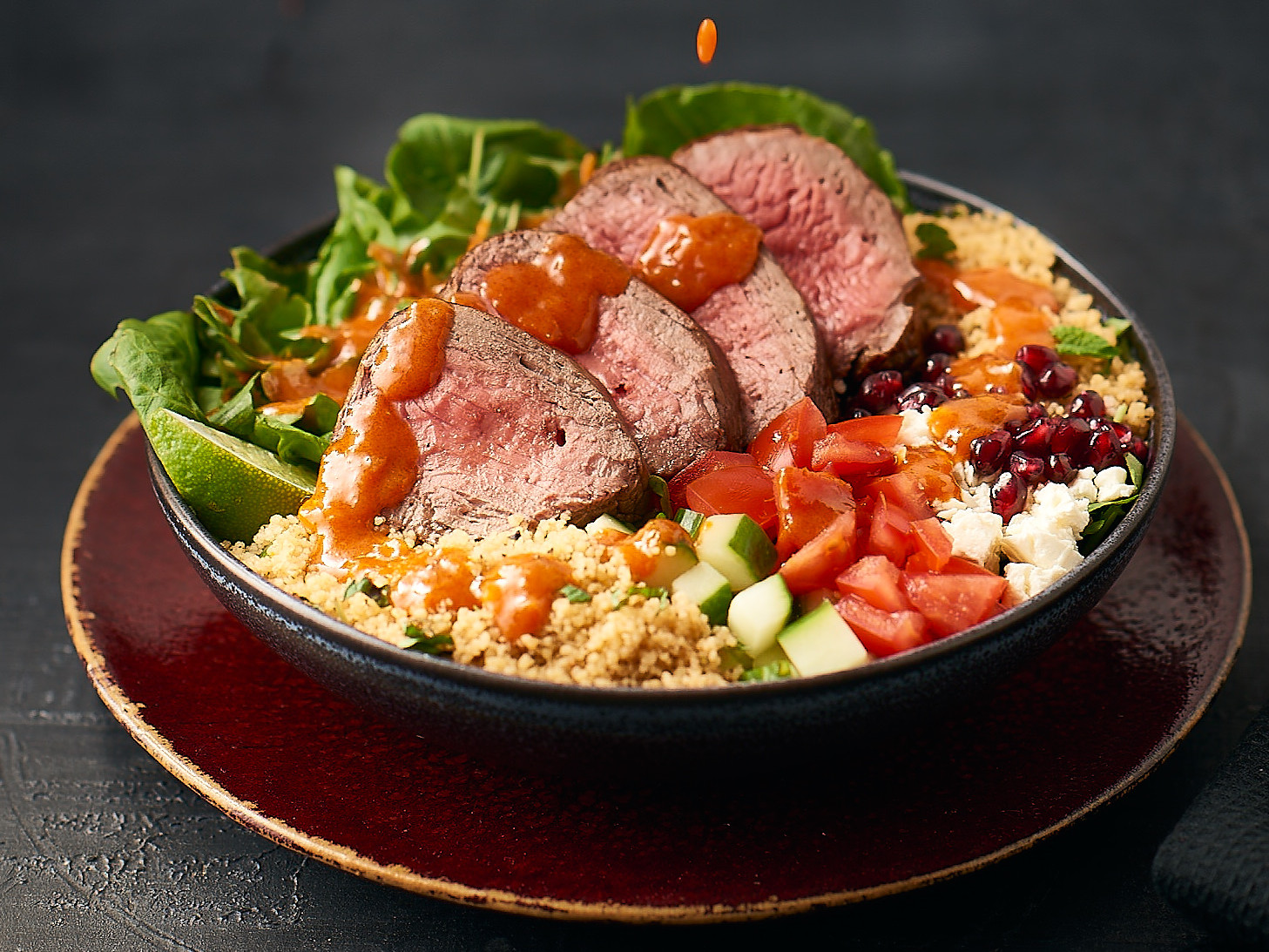 Salat mit Rodeo Lammfilet, Bulgur und Feta in Honig-Curry-Dressing