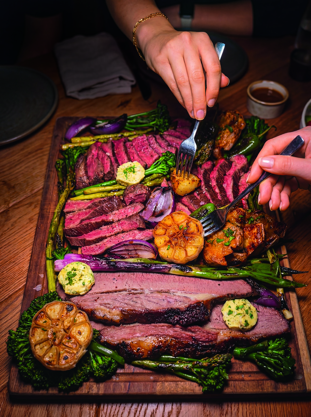 Eine Sharing Platte mit einer Auswahl Rodeo Cuts aus Irland: Brisket aus dem Smoker und zartes Flank Steak Sharing