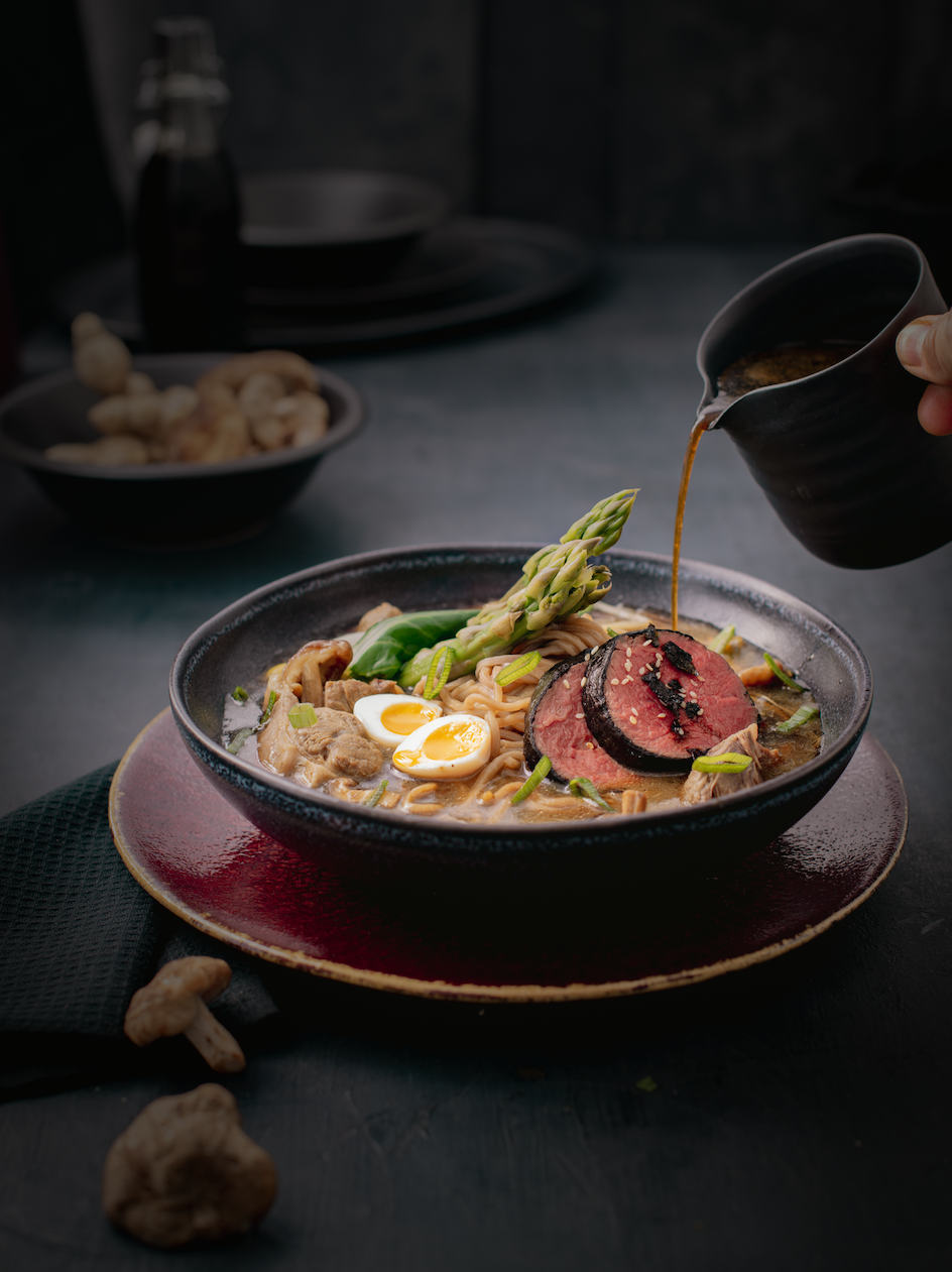 Salat mit Rodeo Lammfilet, Soba-Nudelsuppe mit Ossobuco vom Kalb und Hirschrücken 